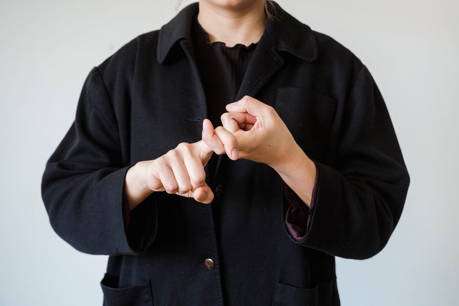 A fingerspelling chart for the German Sign Language alphabet